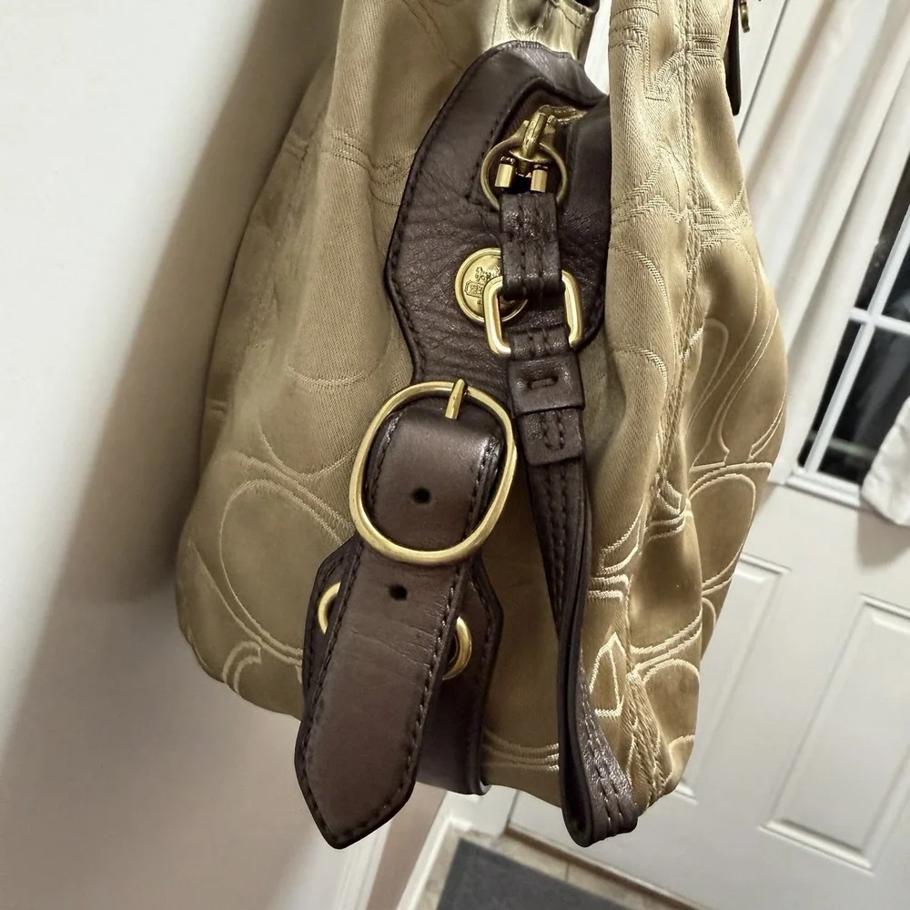 Coach Mia Maggie Hobo Shoulder Bag / Purse 16153 Horse Carriage Hang Tab